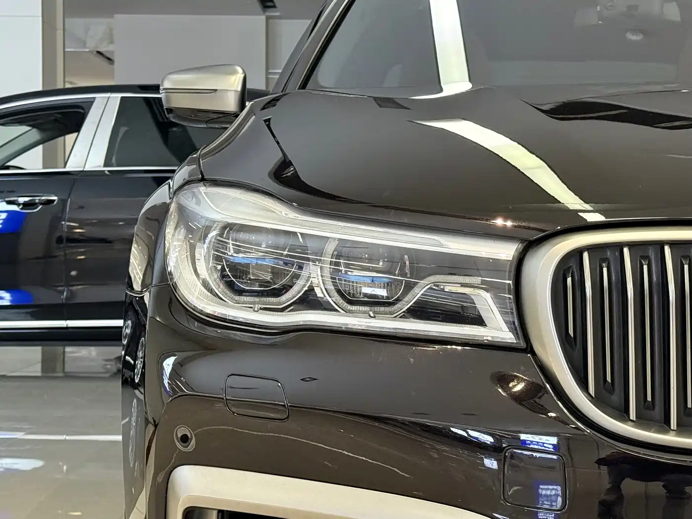 BMW 7 Series 2018 M760Li xDrive фото 4
