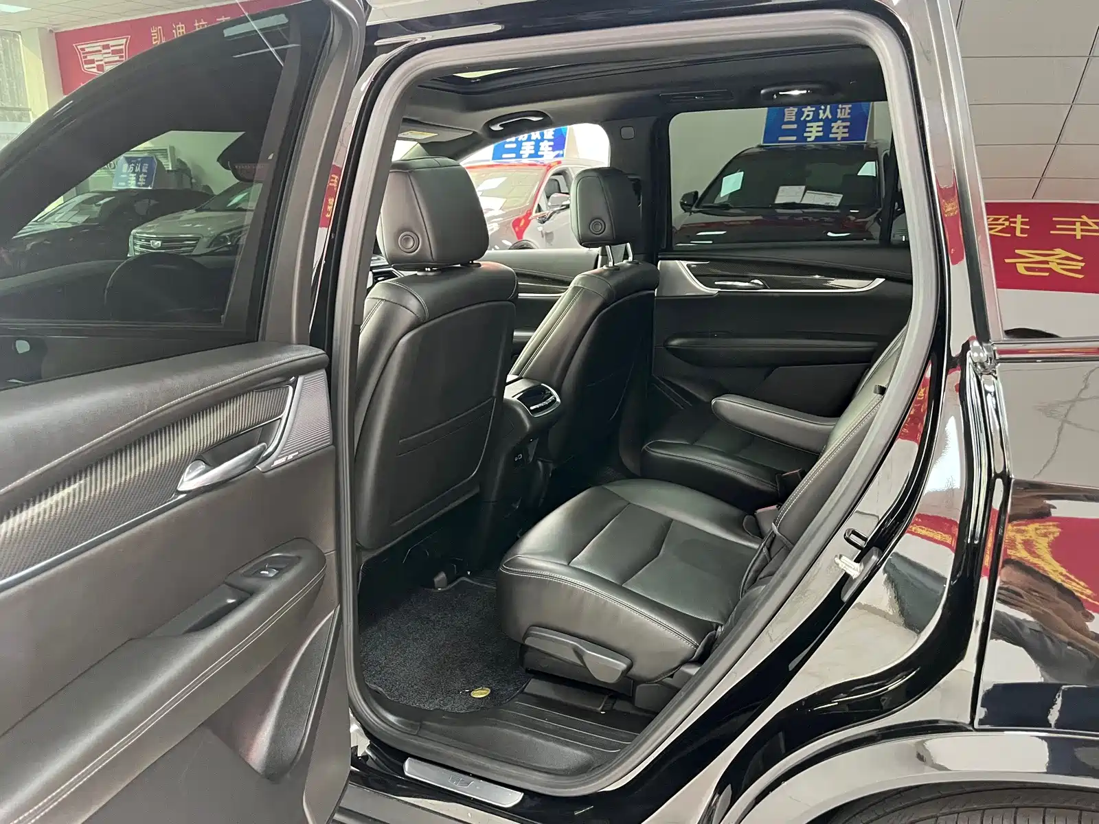 Фото 12 - Cadillac XT6