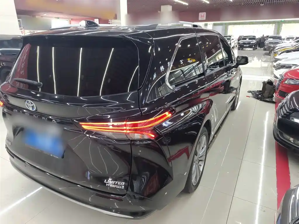 Toyota Sienna 2023 2.5L Hybrid Premium Edition фото 7