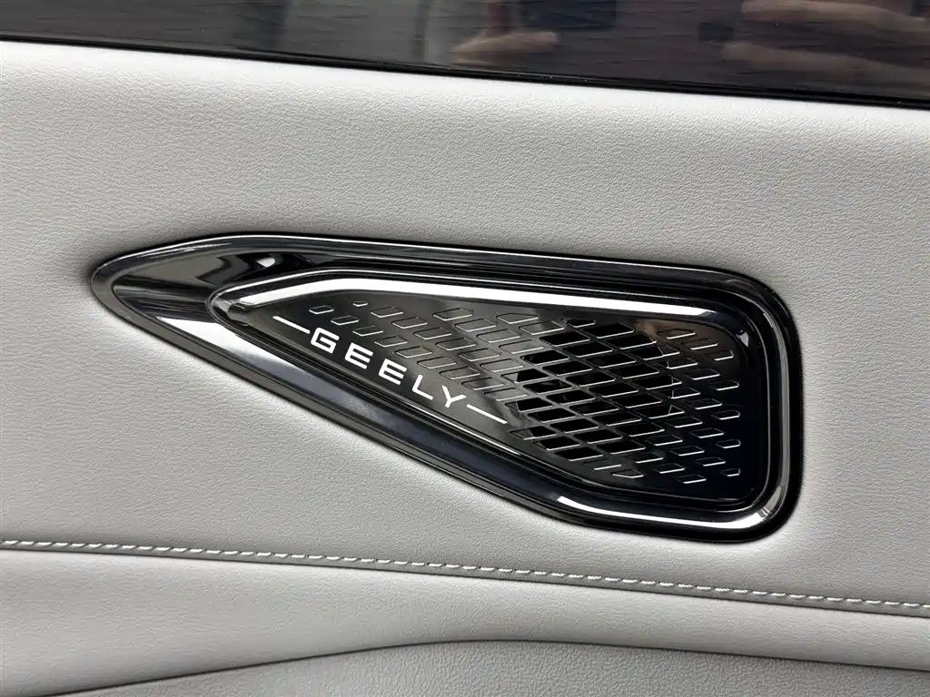 Geely Galaxy Galaxy L7 2025 EM-i 115km Explorer Edition фото 11