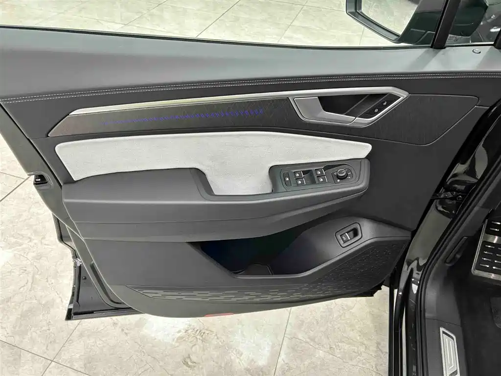 Volkswagen Talagon 2025 450TSI R-Line 6-Seater фото 10