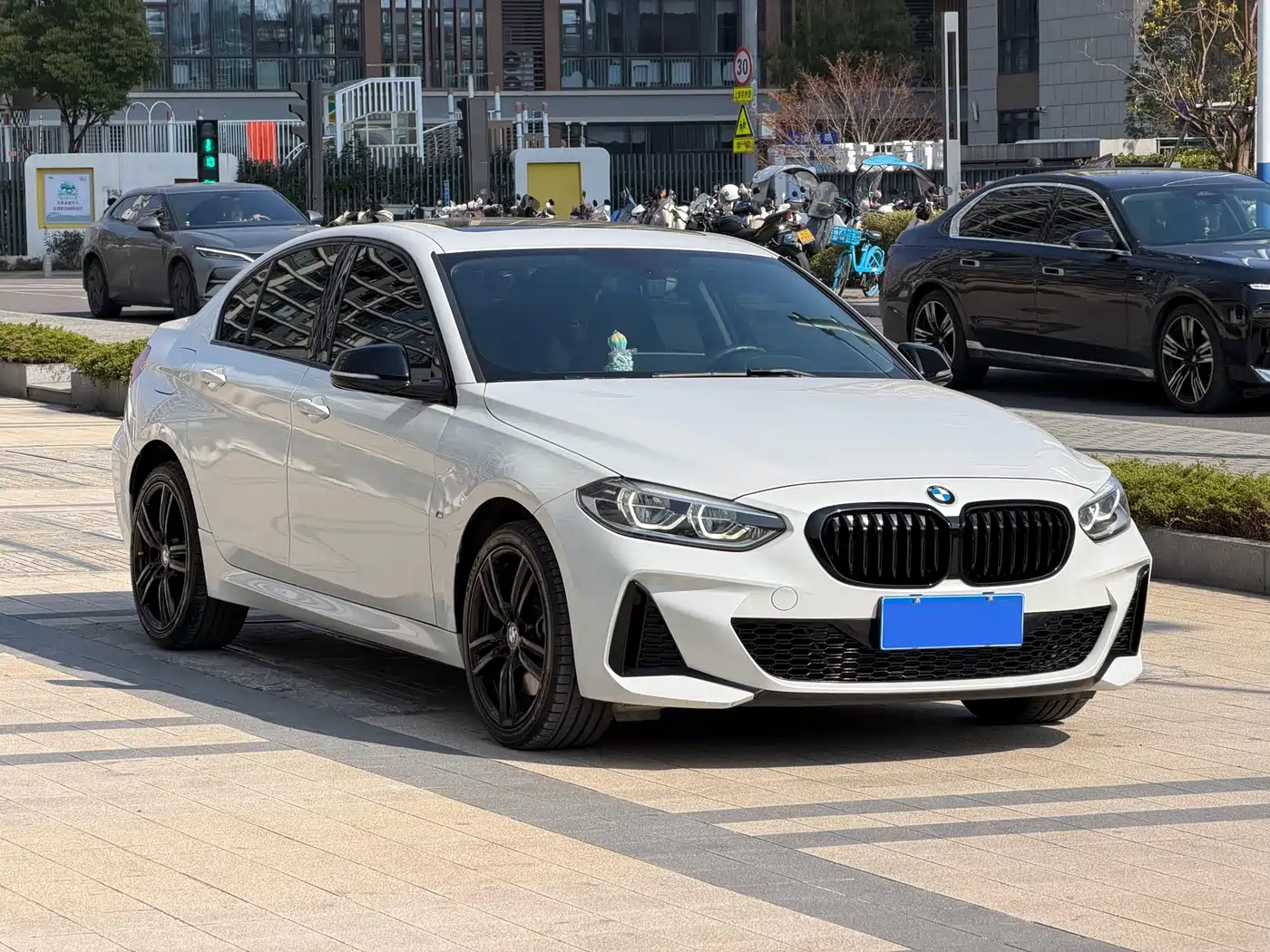 BMW 1 Series 2023 125i M Sport Shadow Edition фото 3