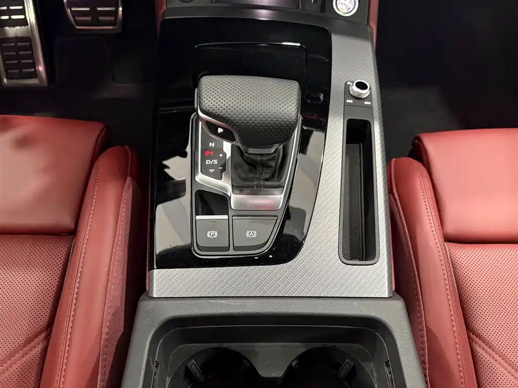 Audi Q5L 2025 45th Anniversary Edition 40 TFSI Luxury Sport фото 7