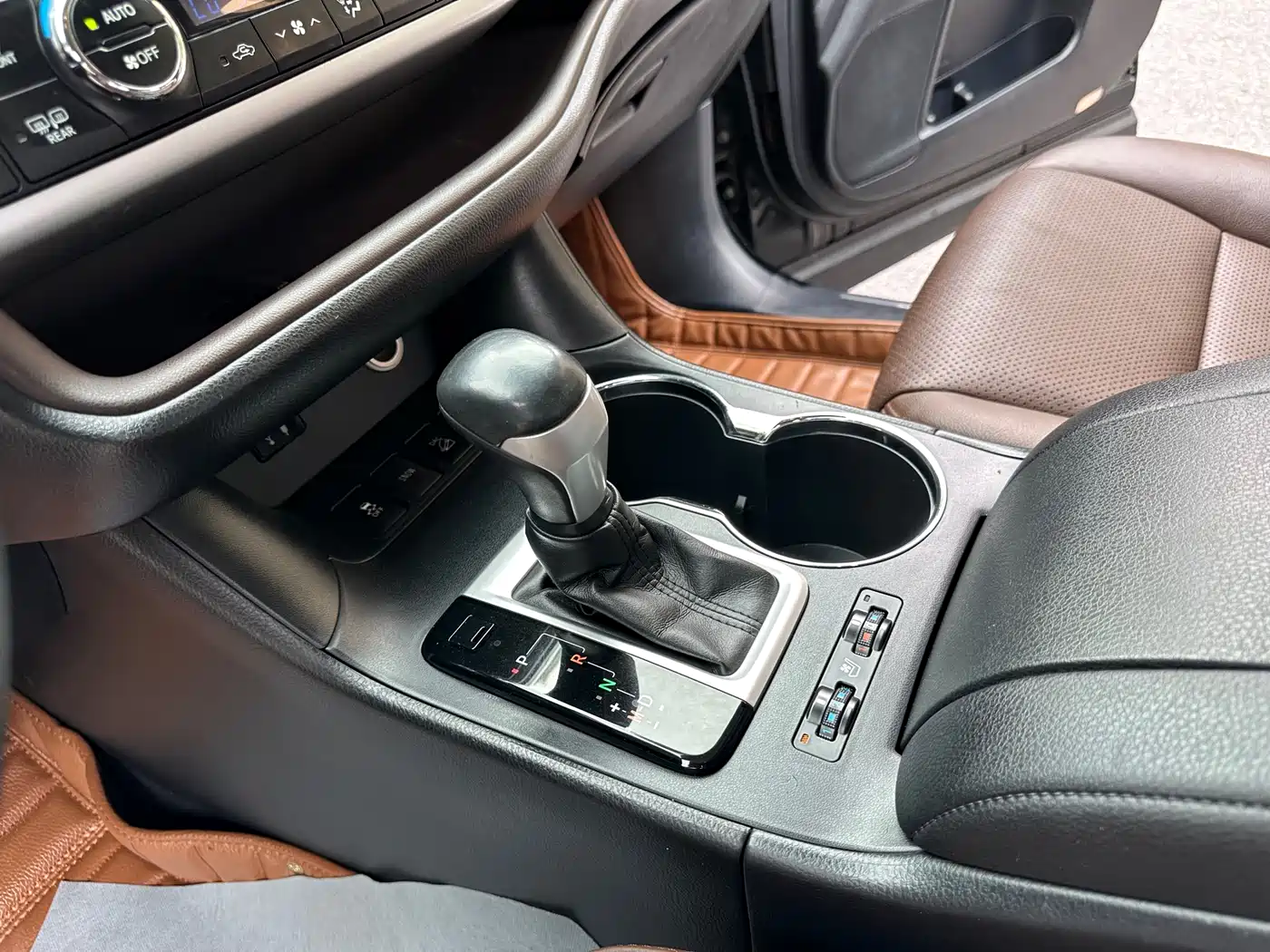 Toyota Highlander 2015 2.0T AWD Ultimate Edition 7-seater фото 23