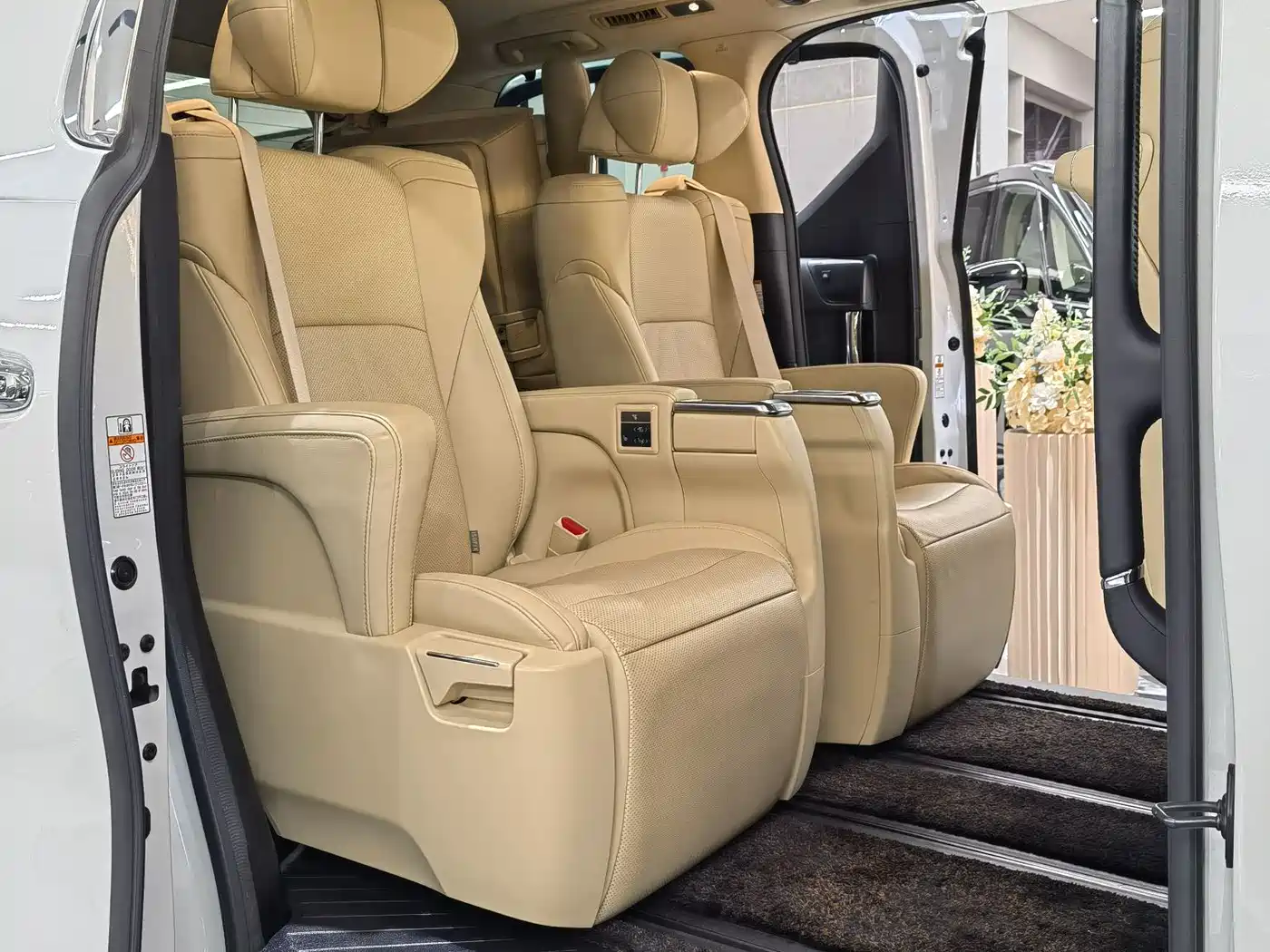 Toyota Alphard 2019 Hybrid 2.5L Luxury фото 7