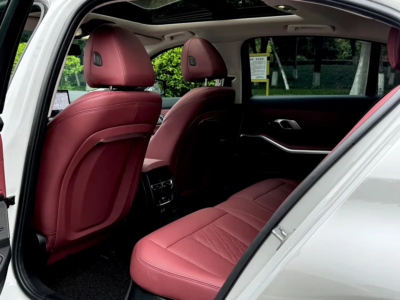 BMW 3 Series 2025 330Li M Sport Night Edition фото 6