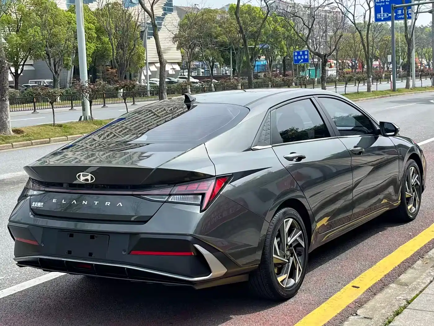 HYUNDAI ELANTRA