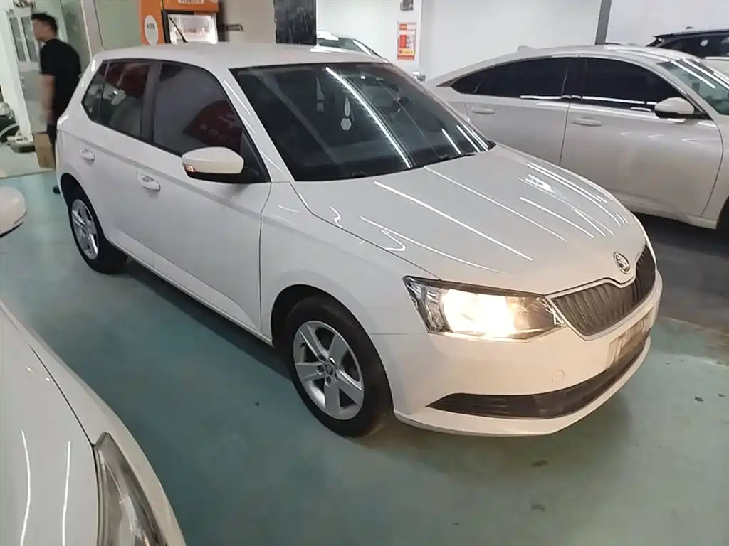 Škoda Fabia 2017 1.4L Auto Car Enjoy Edition фото 4
