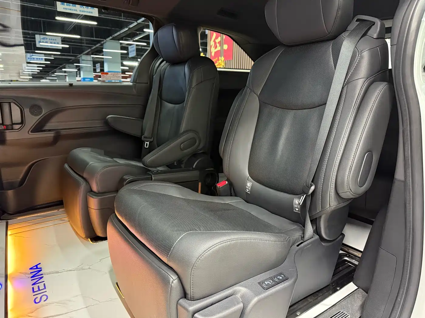 Toyota Sienna 2021 2.5L Hybrid Premium Edition фото 12
