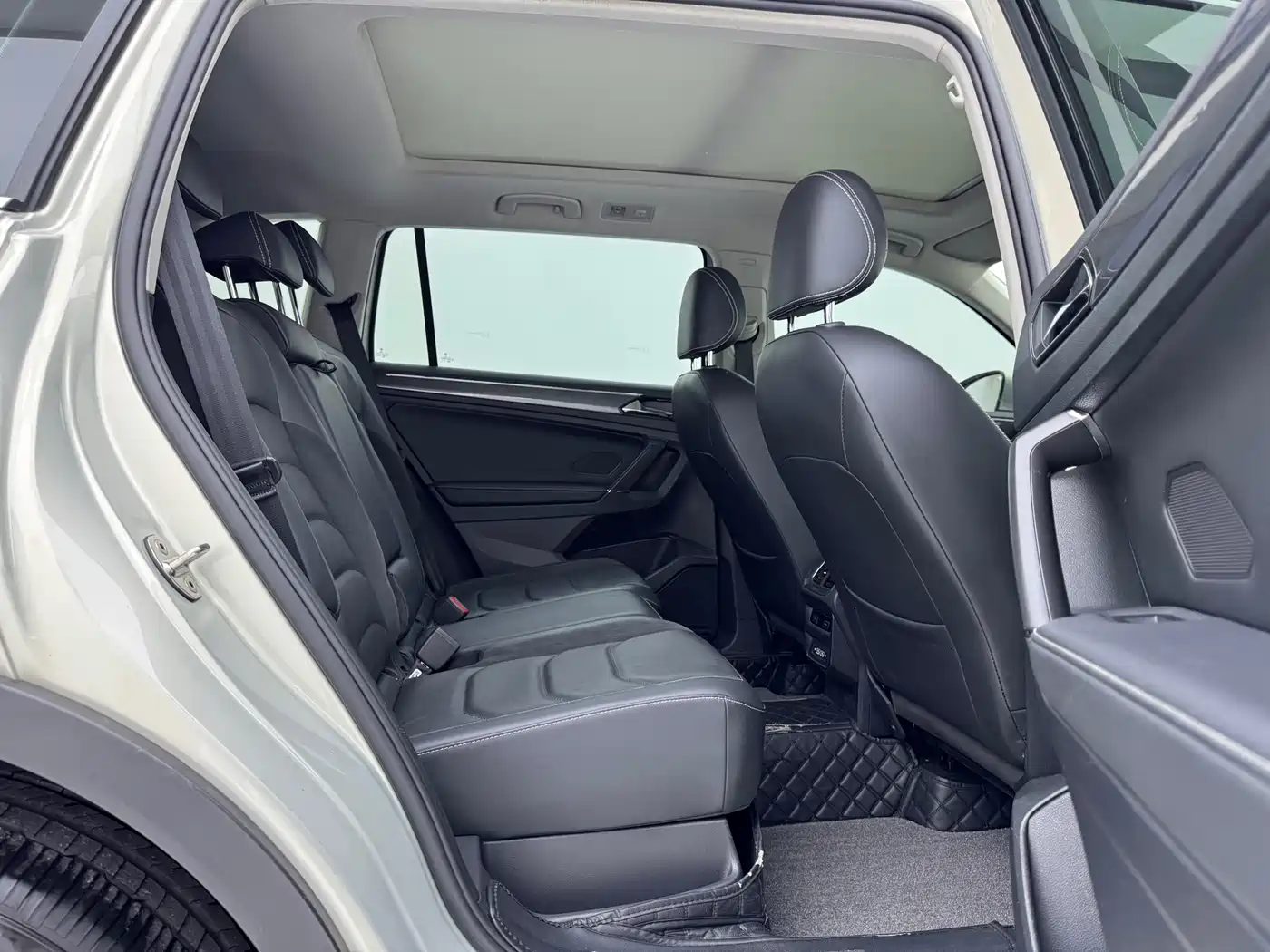 Volkswagen Tiguan L 2021 330TSI Automatic 2WD R-Line Premium фото 16