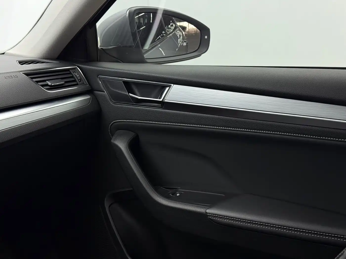 Škoda Superb 2023 TSI280 DSG Premium Edition фото 9
