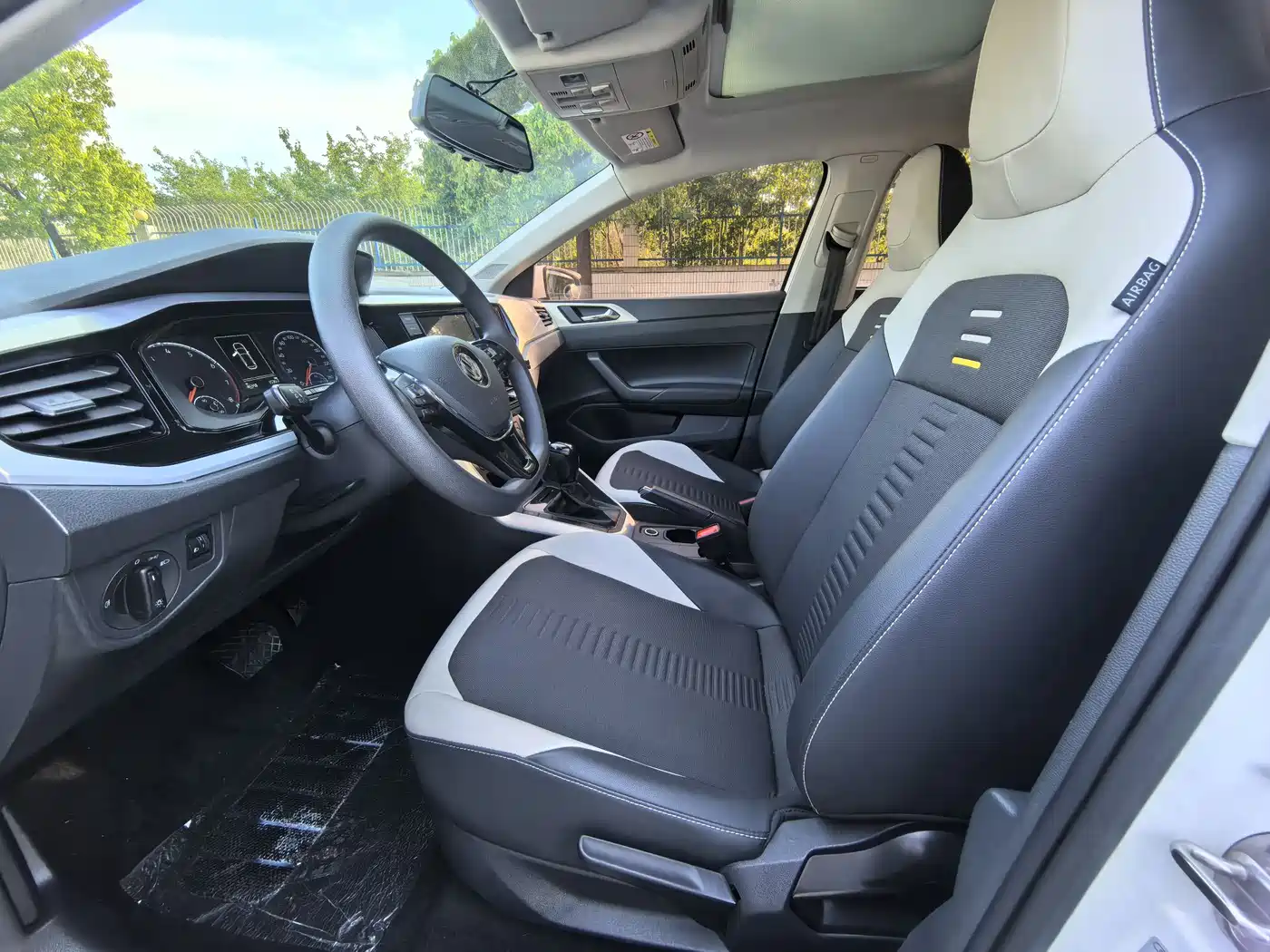 Volkswagen Polo 2019 Plus 1.5L Automatic Colorful Tech Edition фото 9
