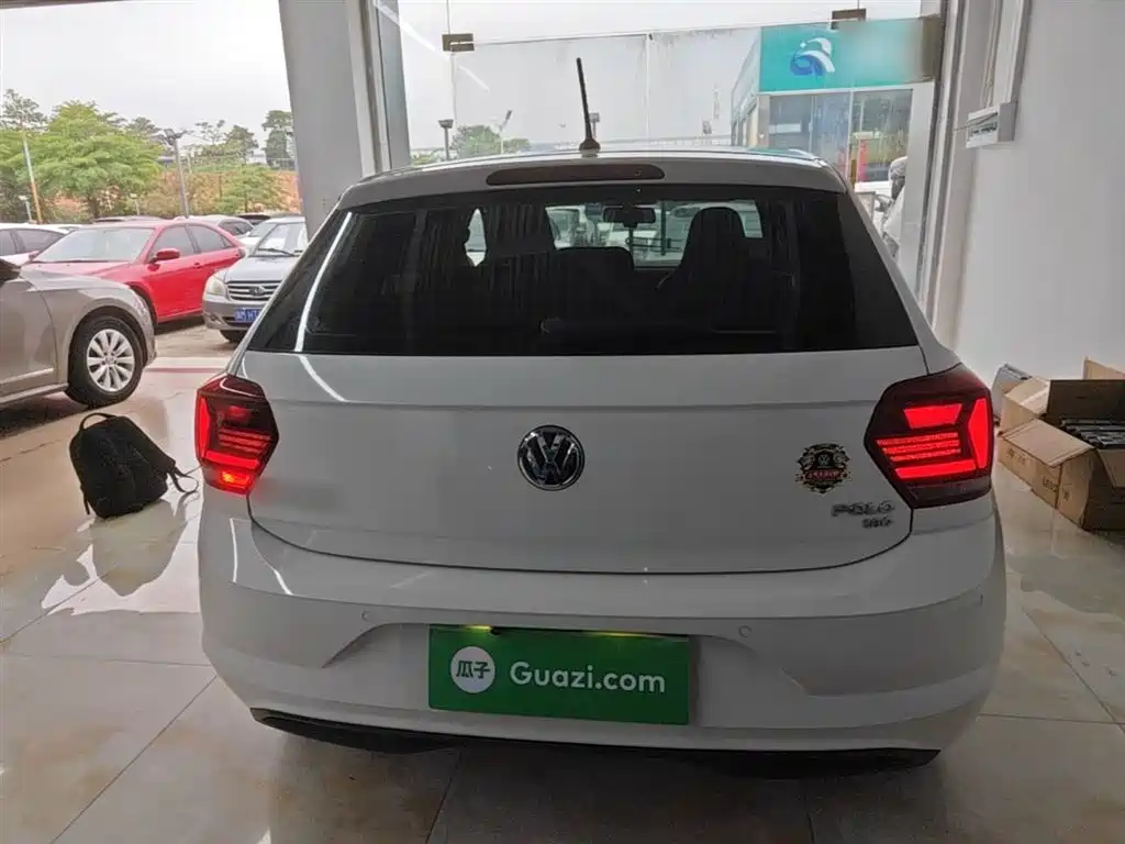 VOLKSWAGEN POLO