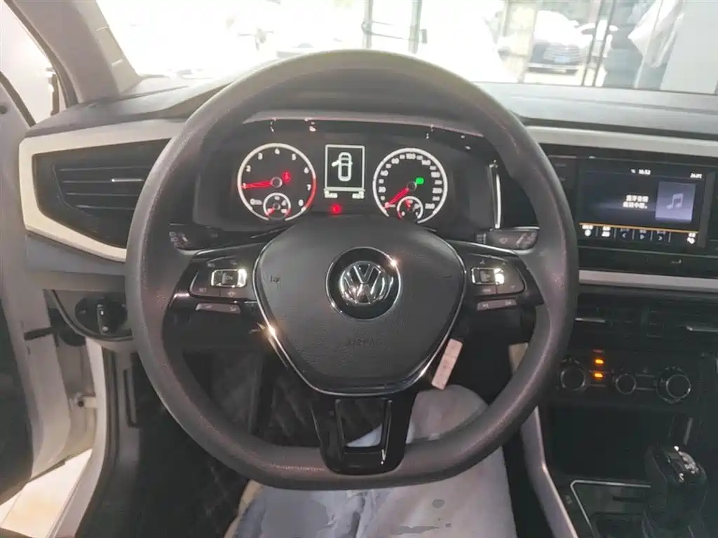 VOLKSWAGEN POLO