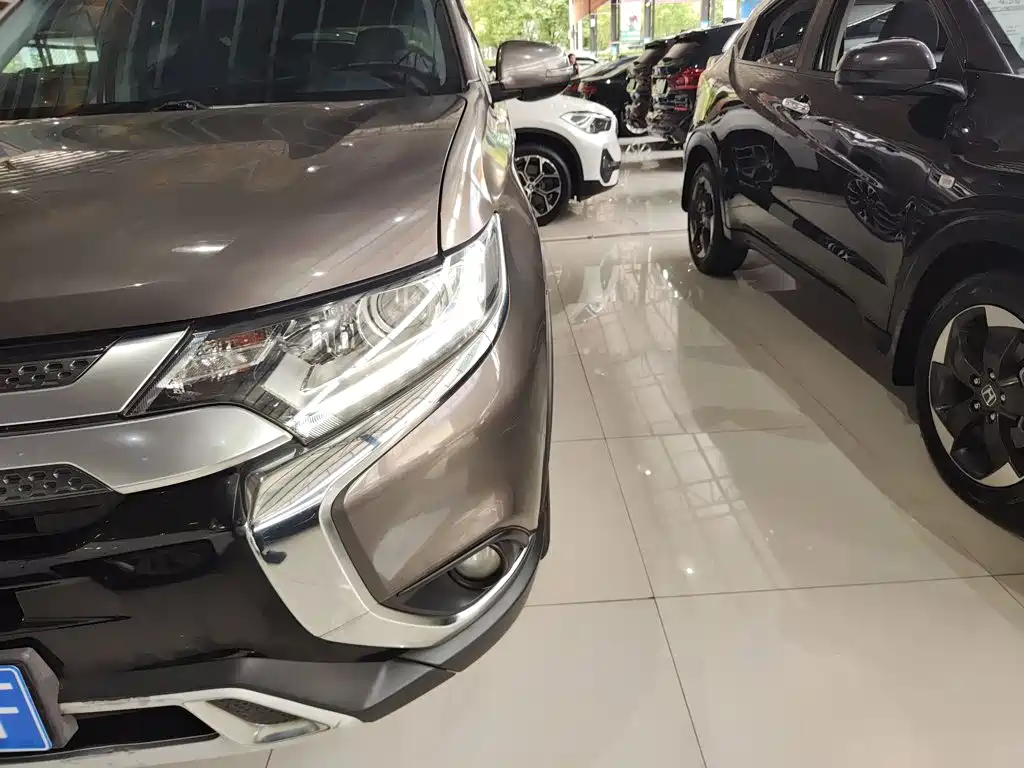 Photo 18 - Mitsubishi Outlander