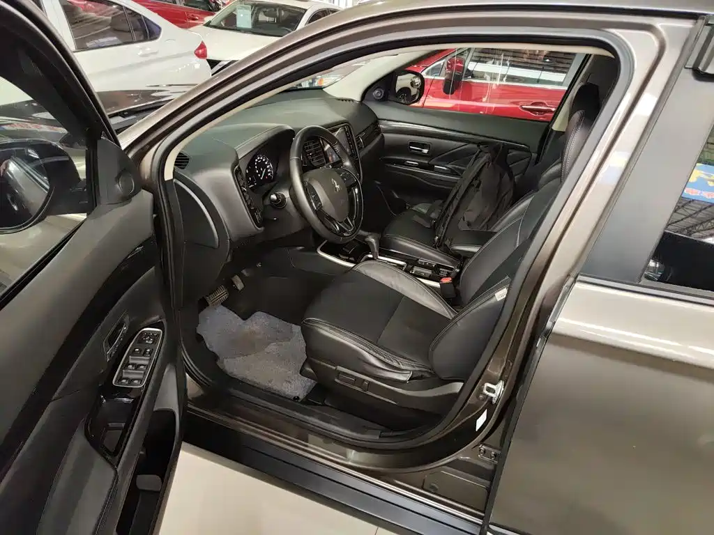 Photo 12 - Mitsubishi Outlander
