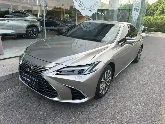 Lexus ES 2025 200 Ultimate Edition