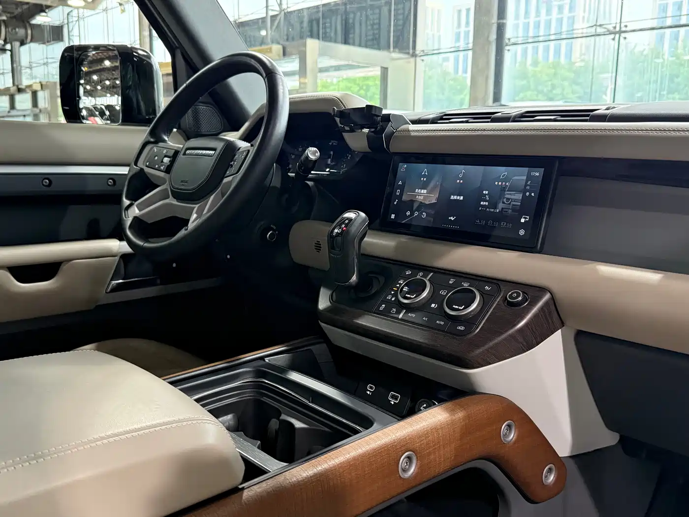 Land Rover Defender 2021 110 P400 Dark Special Edition фото 9