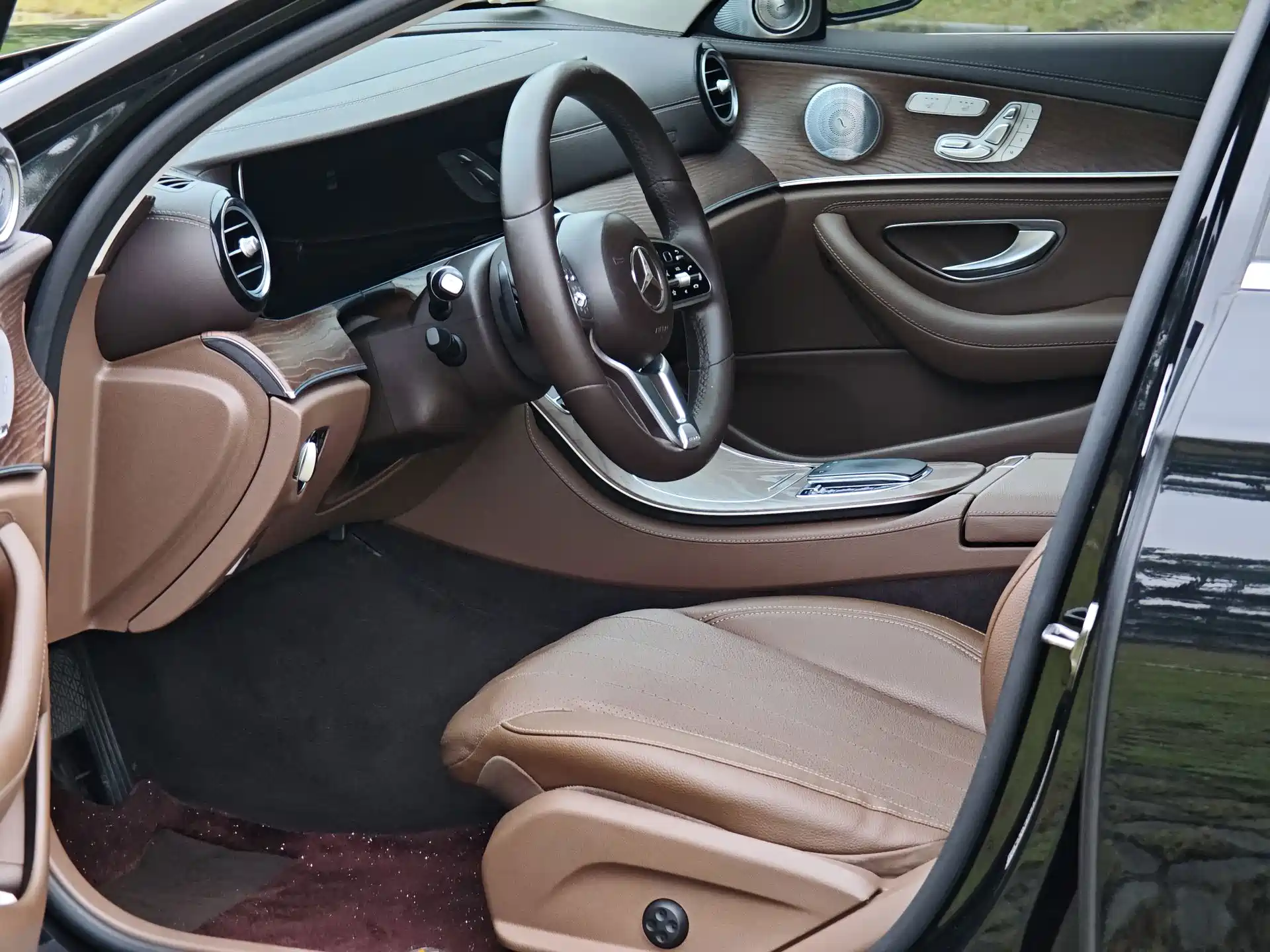 Photo 18 - Mercedes-Benz E-Class