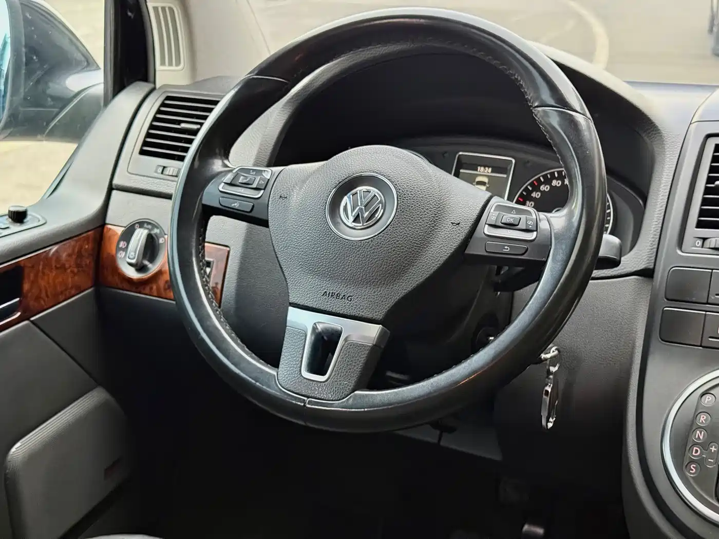 Volkswagen Multivan 2012 2.0TSI 2WD Luxury Edition фото 8