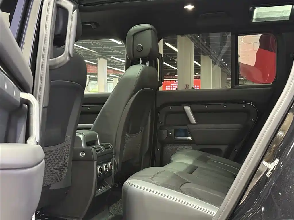 Land Rover Defender 2024 110 5.0T V8 фото 16