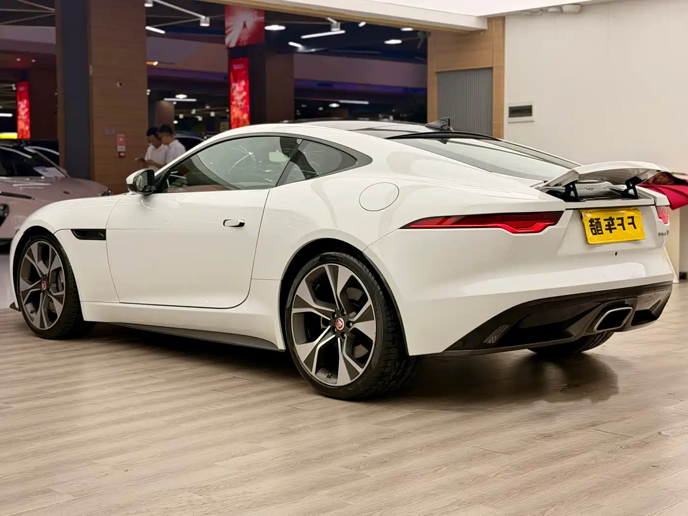 Jaguar F-TYPE 2022 P300 Hardtop R-DYNAMIC BLACK фото 8