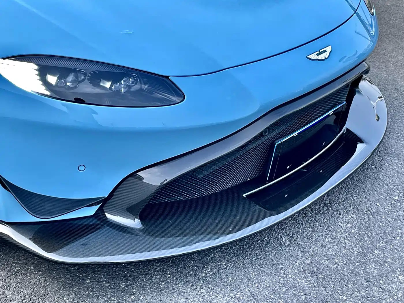 ASTON MARTIN V8 VANTAGE