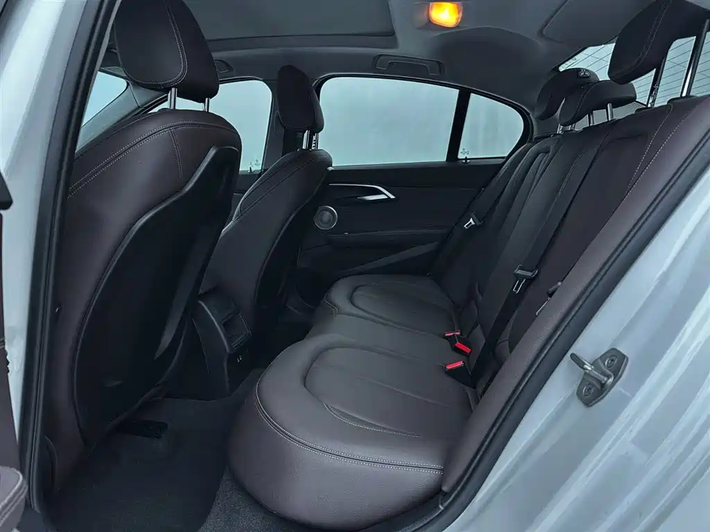 BMW 1 Series 2021 120i M Sport Shadow Edition фото 11