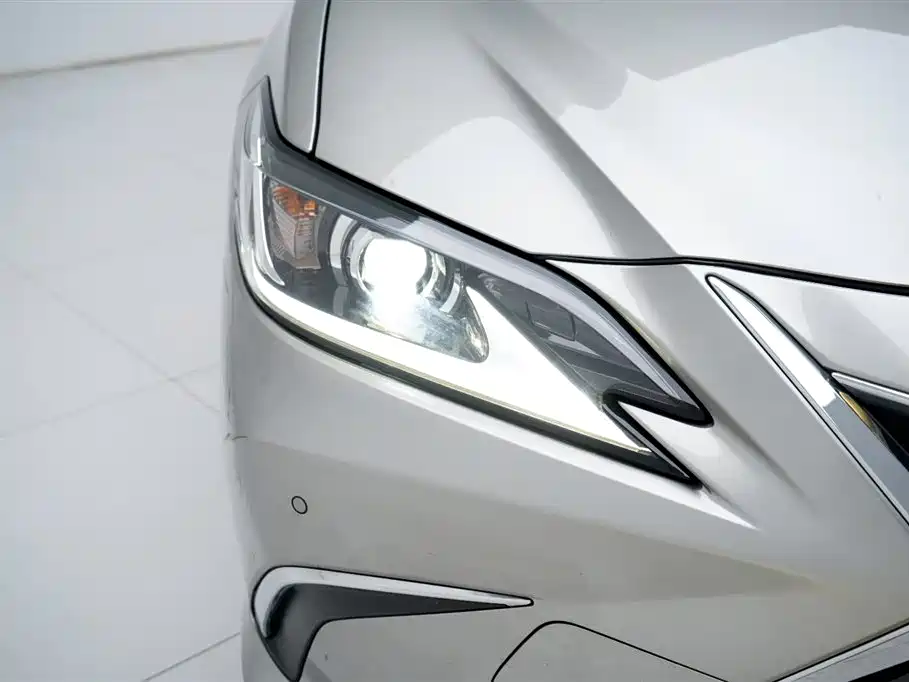 Lexus ES 2022 200 Excellence Edition фото 14