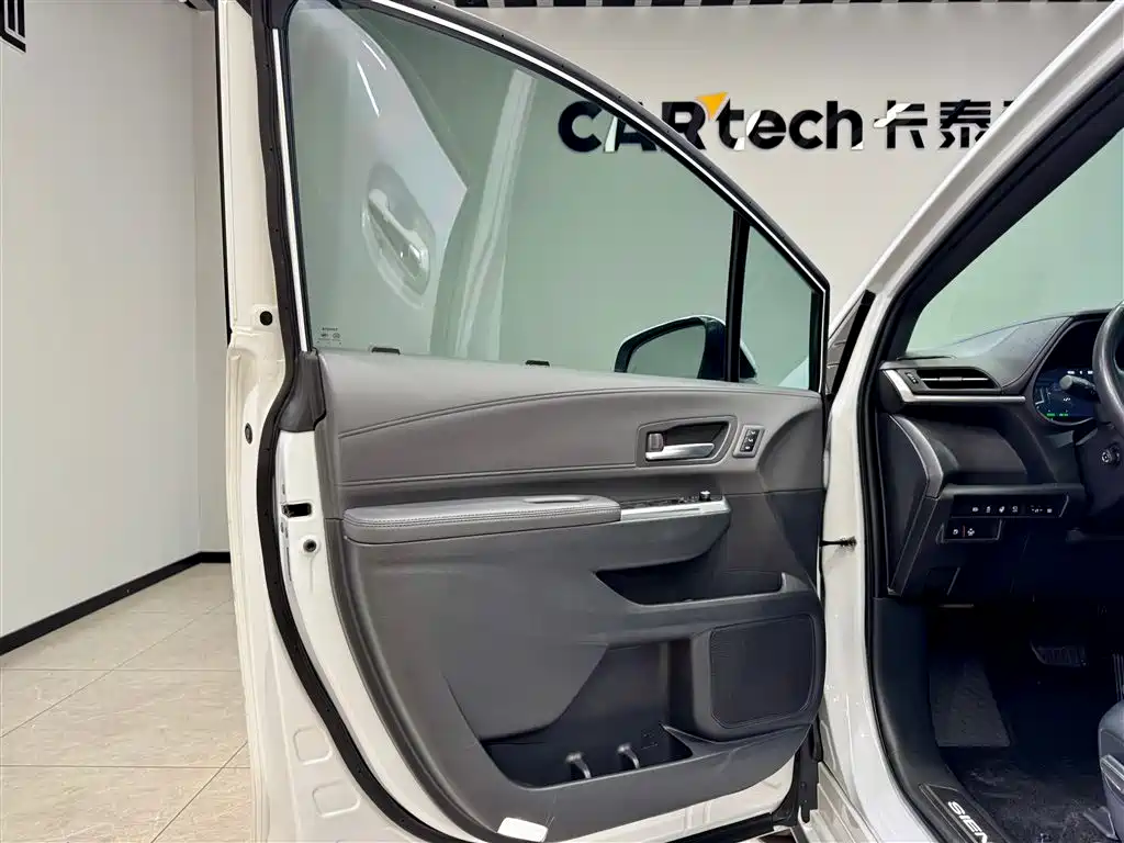 Toyota Sienna 2023 2.5L Hybrid Platinum Edition фото 16