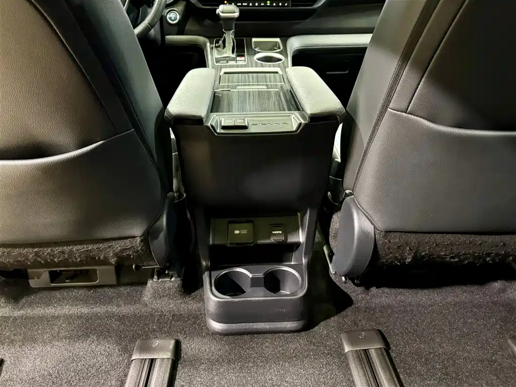 Toyota Sienna 2023 2.5L Hybrid Platinum Edition фото 21