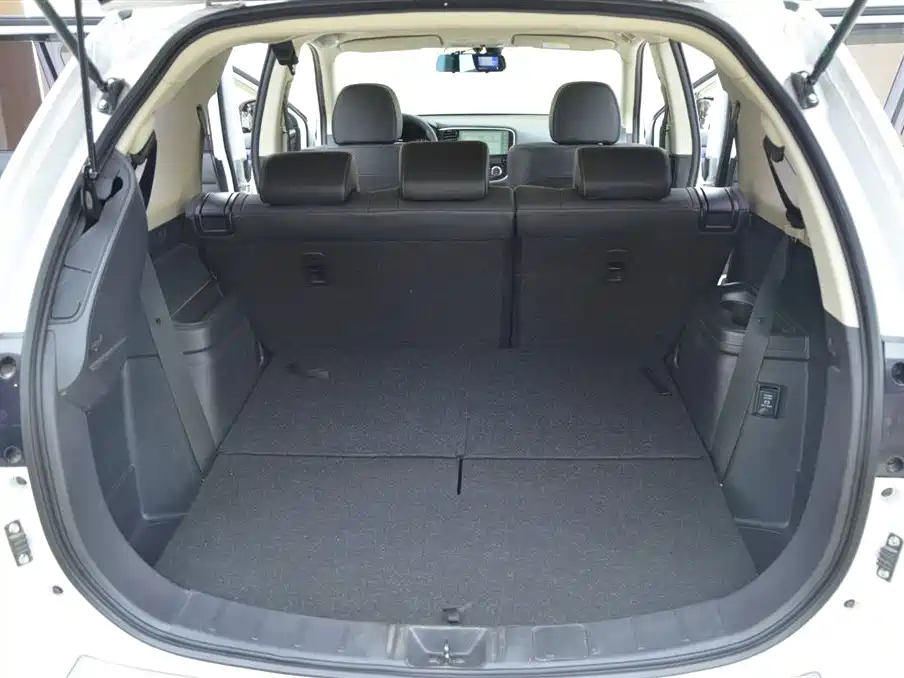 Mitsubishi Outlander 2021 2.4L 4WD Deluxe Edition 7-Seater фото 14