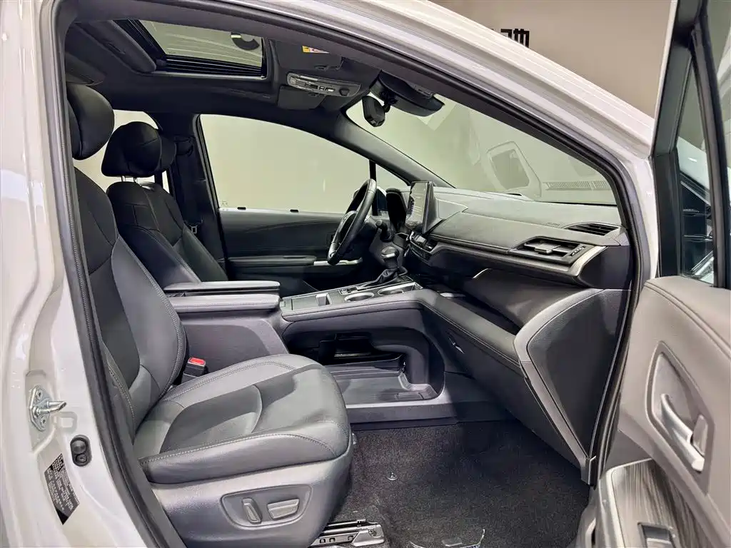 Toyota Sienna 2023 2.5L Hybrid Platinum Edition фото 18