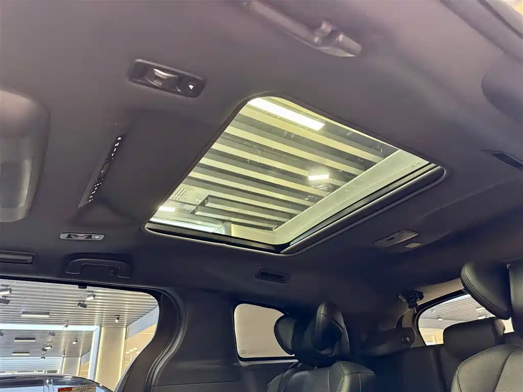 Toyota Sienna 2023 2.5L Hybrid Platinum Edition фото 25