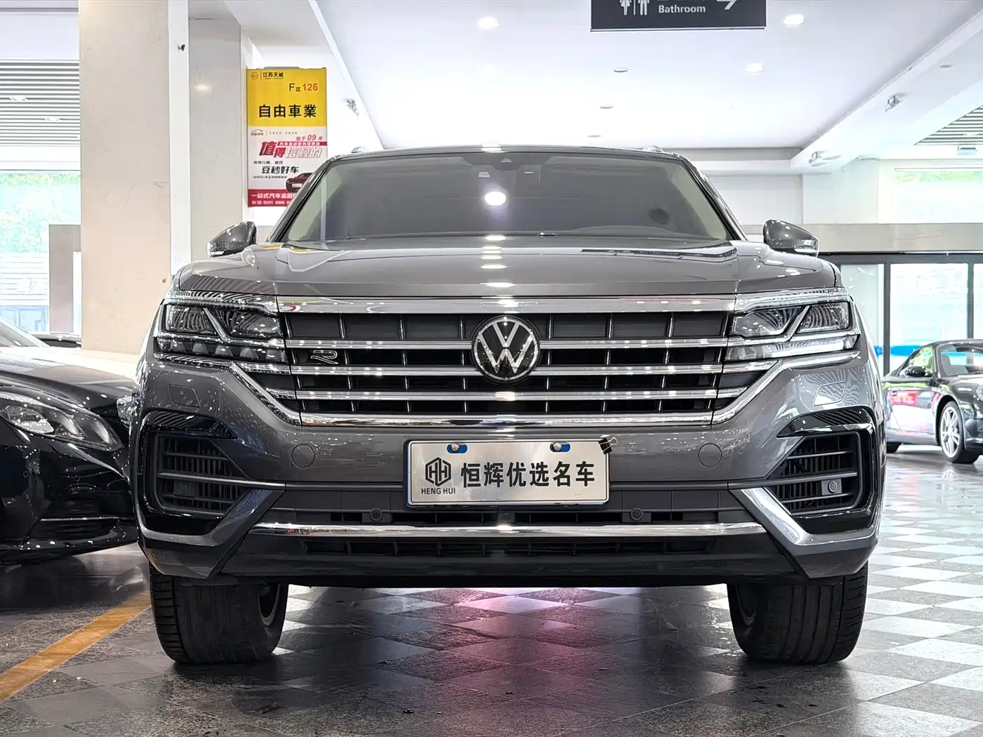 Volkswagen Touareg 2023 3.0TSI R-Line Classic Sports Package фото 2