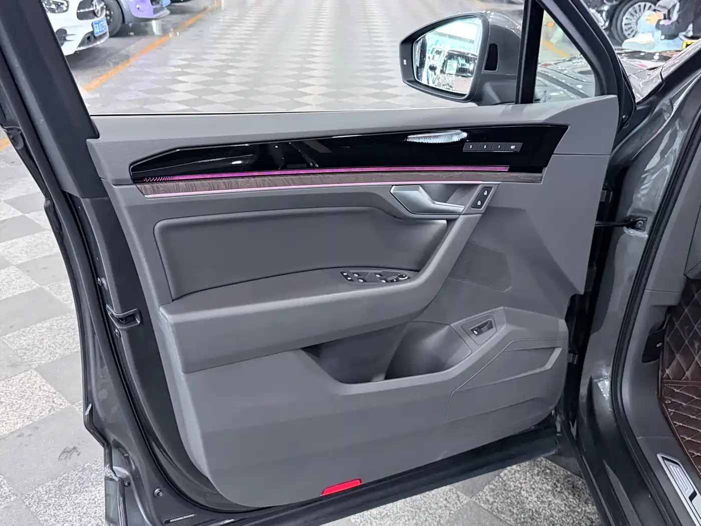 Volkswagen Touareg 2023 3.0TSI R-Line Classic Sports Package фото 20