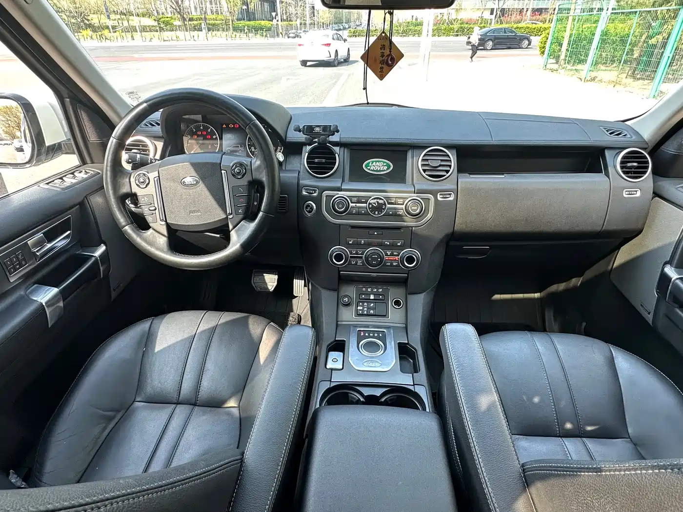 Land Rover Discovery 2016 3.0 SC V6 HSE фото 8