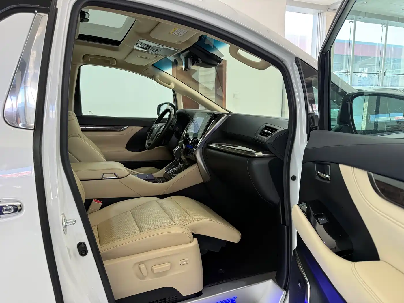 Toyota Vellfire 2020 Twin Engine 2.5L HV Premium Edition фото 10