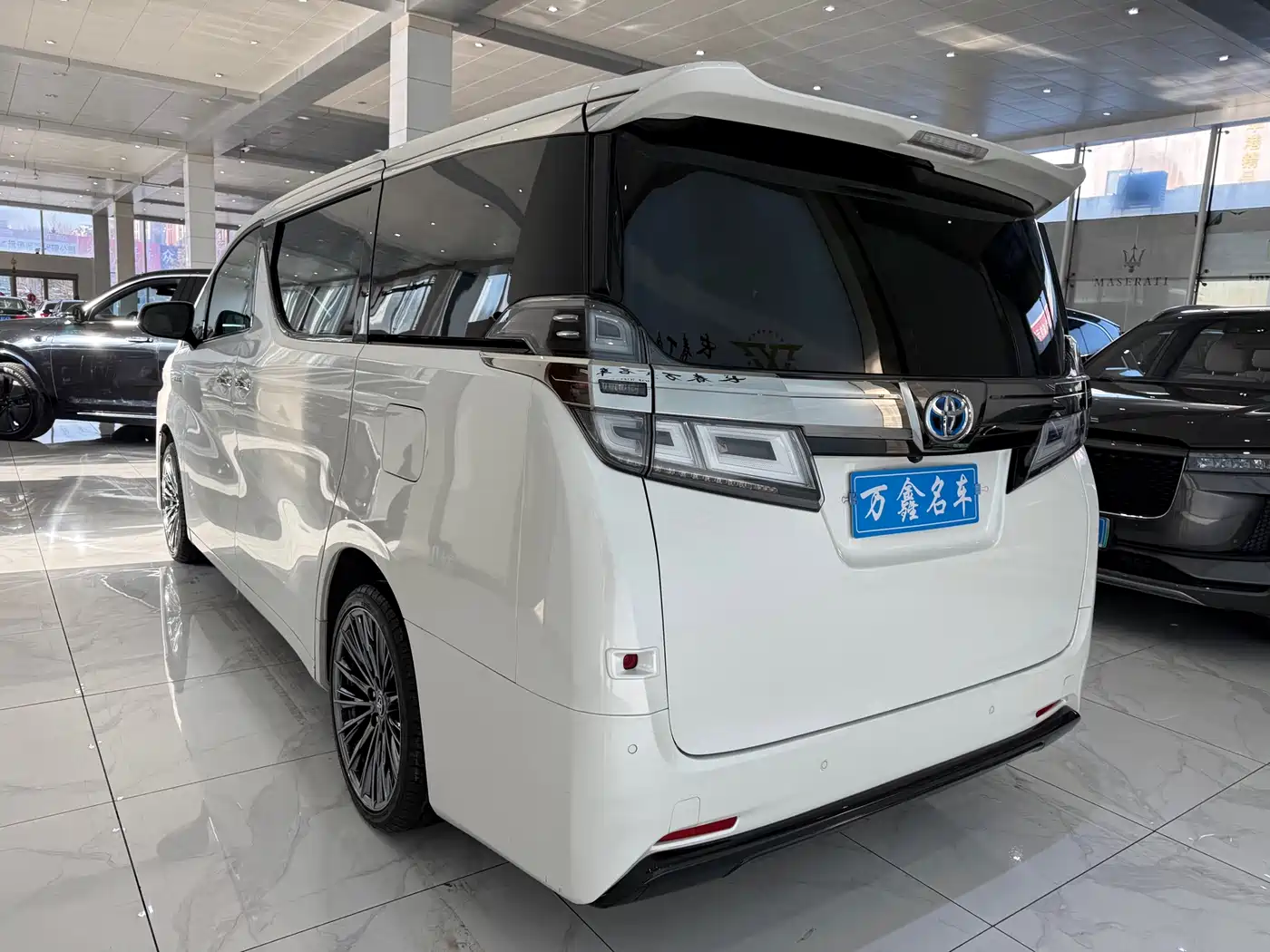 Toyota Vellfire 2020 Twin Engine 2.5L HV Premium Edition фото 16