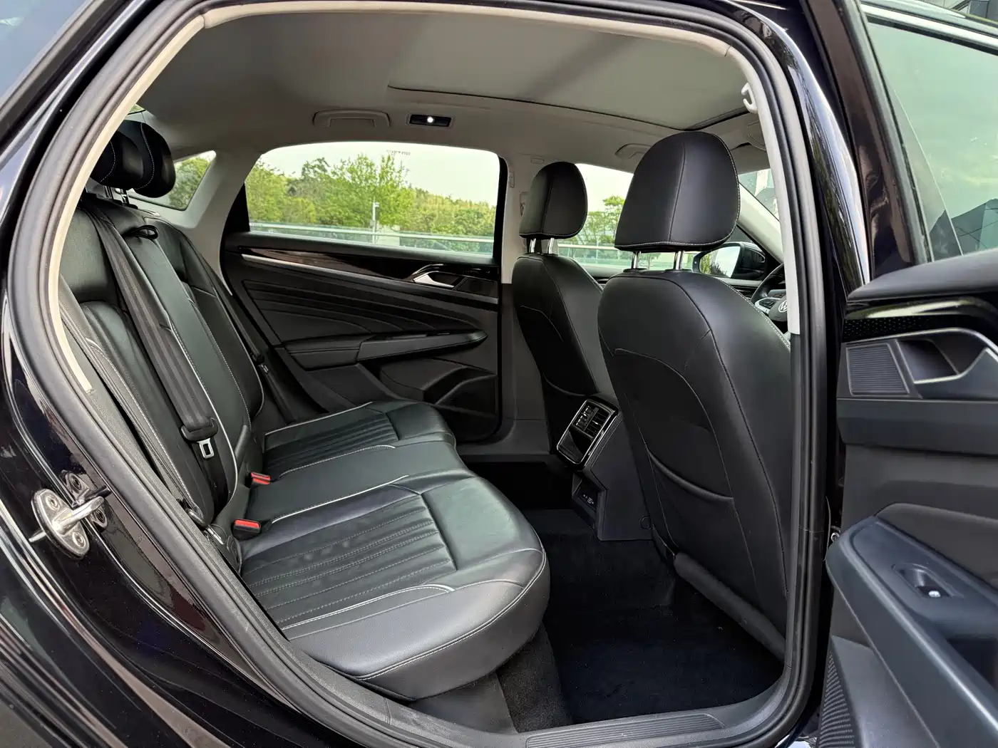 Volkswagen Passat 2022 330TSI Elite Edition фото 19