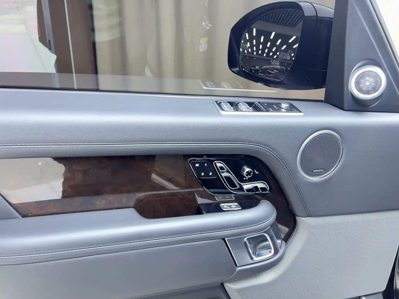 Land Rover Range Rover 2020 3.0 L6 Heritage Extended Edition фото 9