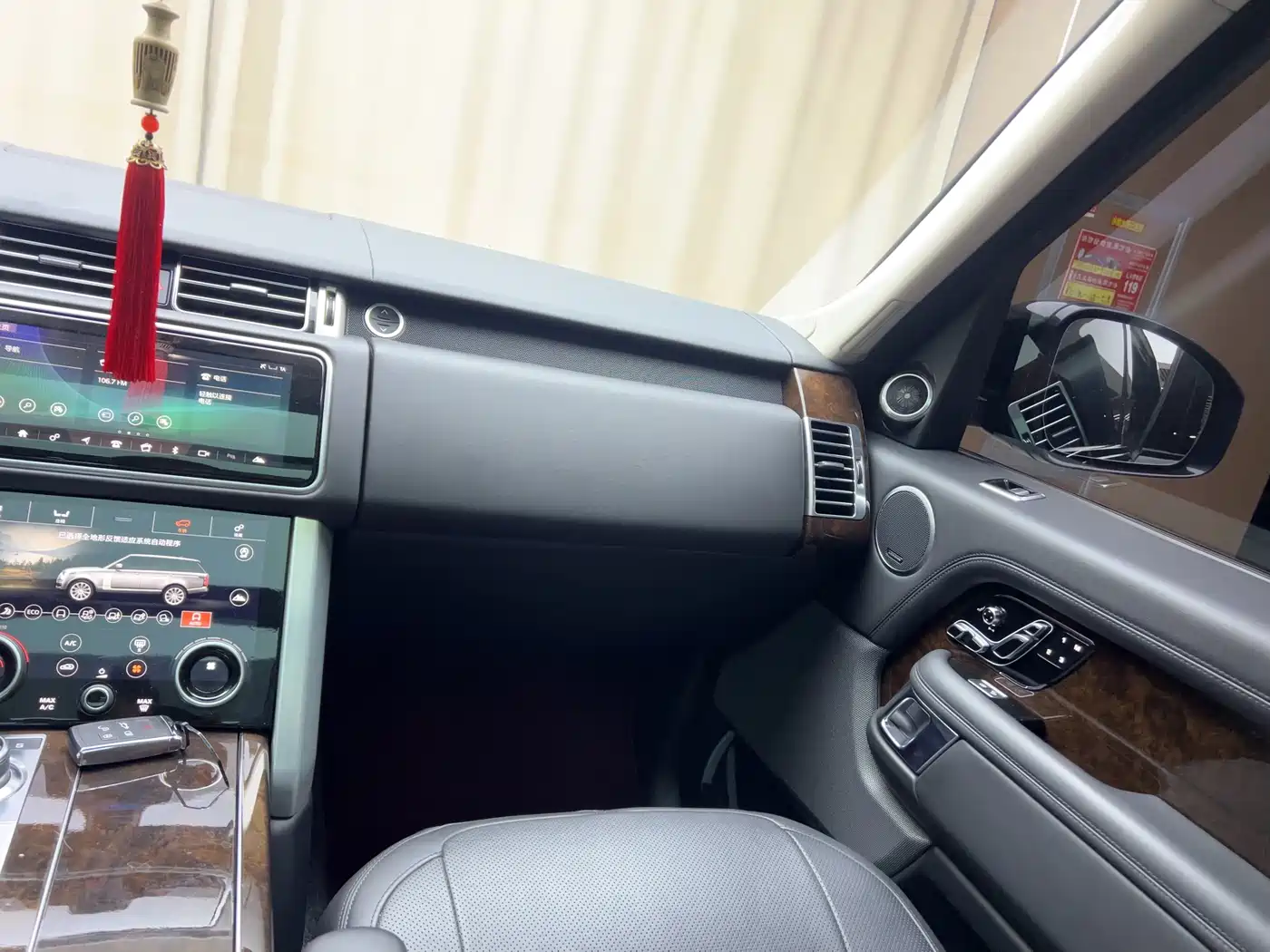 Land Rover Range Rover 2020 3.0 L6 Heritage Extended Edition фото 17