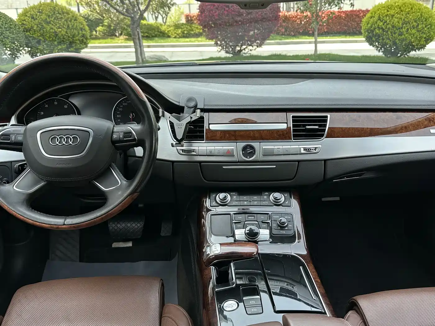 Audi A8 2011 A8L 3.0 TFSI quattro Luxury (213kW) фото 12