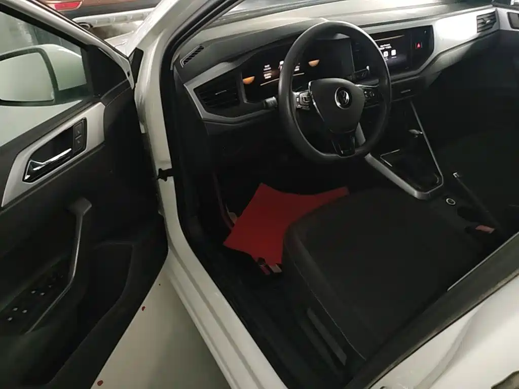 VOLKSWAGEN POLO