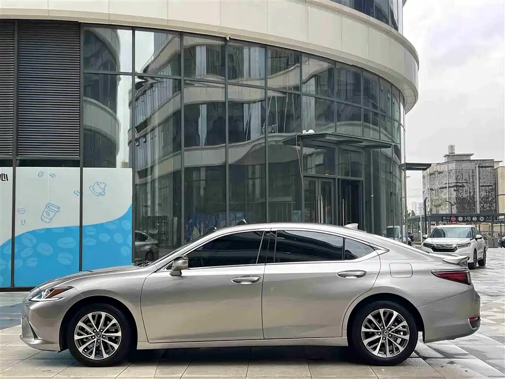 Lexus ES 2023 200 Excellence Edition фото 10