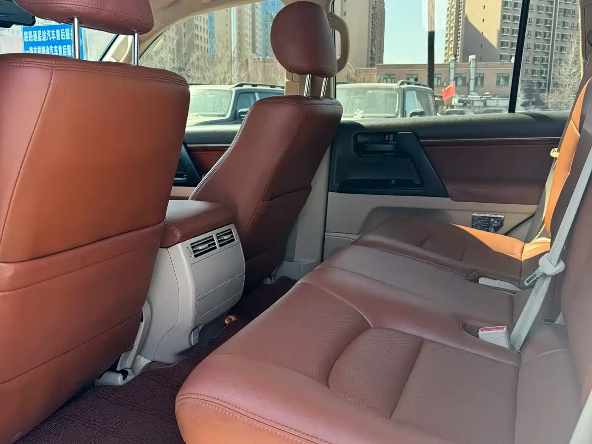 Toyota Land Cruiser (Import) 2015 4.0L V6 Middle East Low Configuration Edition фото 6