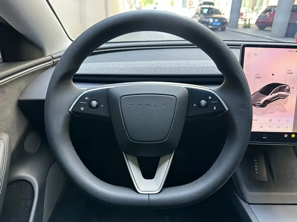 Фото 12 - Tesla Model 3