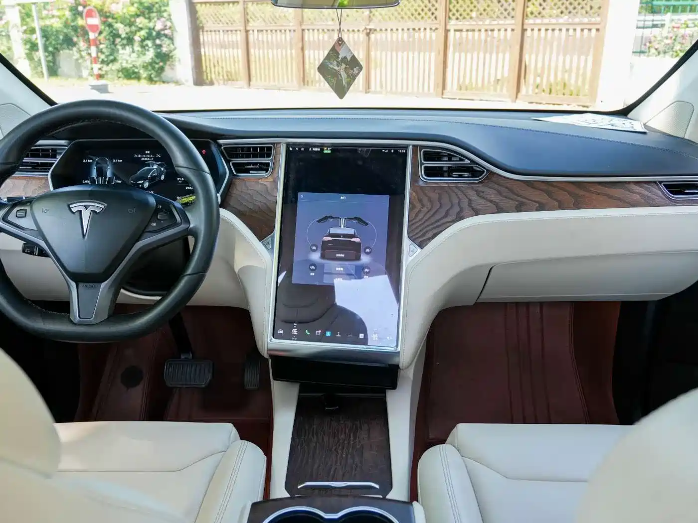 TESLA MODEL X