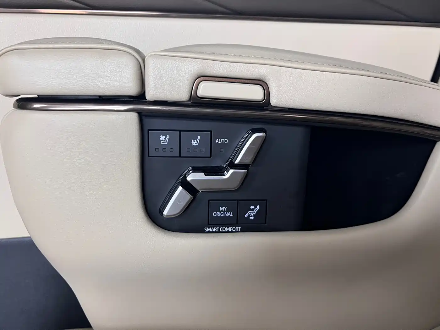 Toyota Vellfire 2024 Crown Hybrid 2.5L Executive Premium Edition фото 30