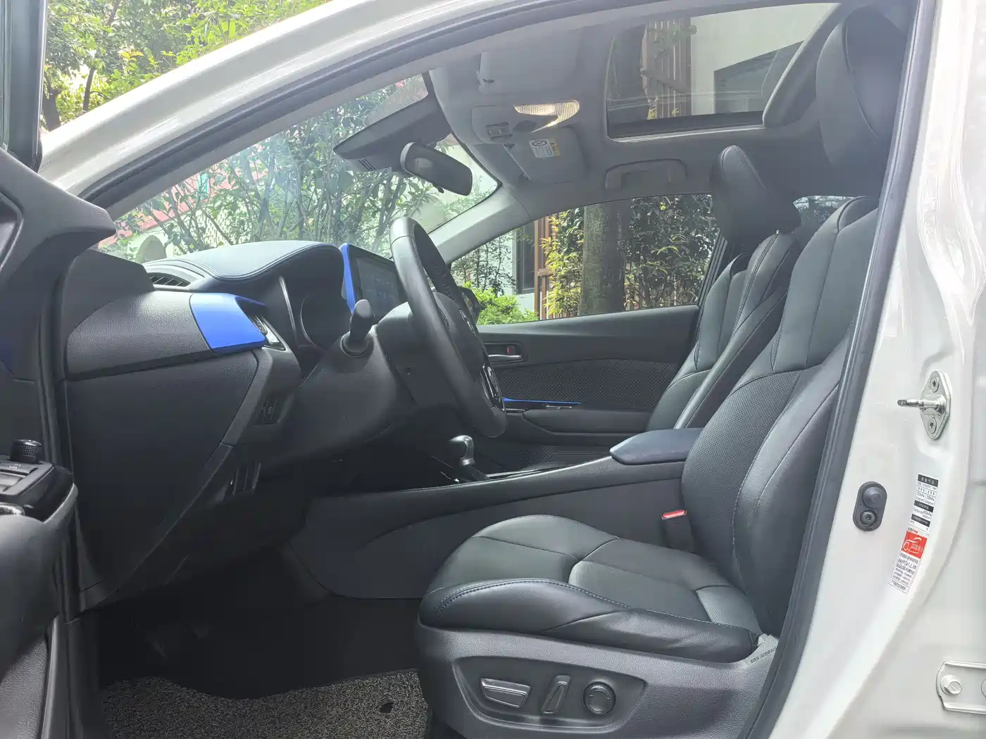 Toyota C-HR 2021 2.0L Luxury Edition фото 9